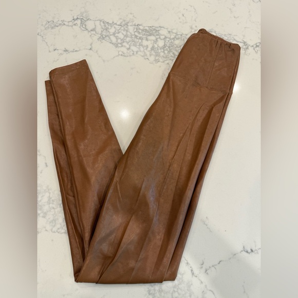 🤎 Aritzia Wilfred Free DARIA Vegan Leather Pants Tan • XS • Icon Status - Picture 5 of 8